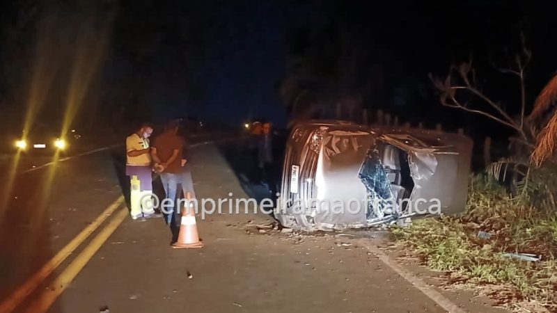 Três pessoas ficaram feridas em um capotamento em rodovia da região