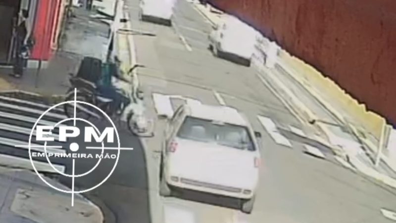 Motorista avança sinal vermelho e causa acidente no Centro de Franca