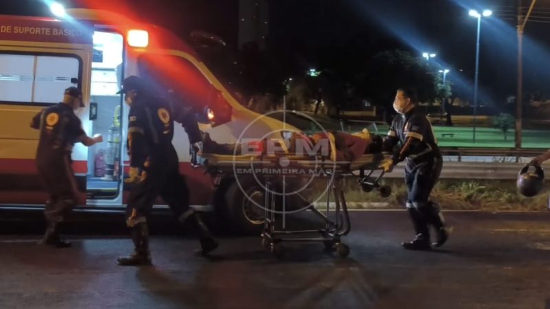 Motociclista por pouco não cai em córrego após colidir com guard-rail em avenida de Franca