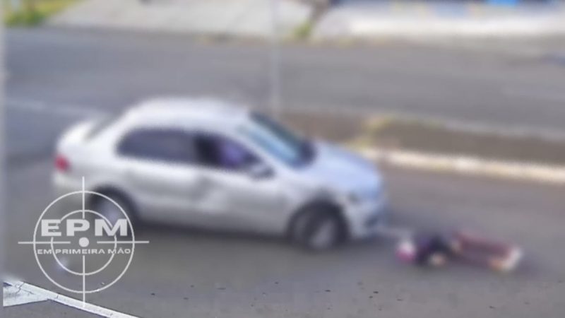 Motociclista é arremessada após ter a frente cortada por motorista em avenida de Franca