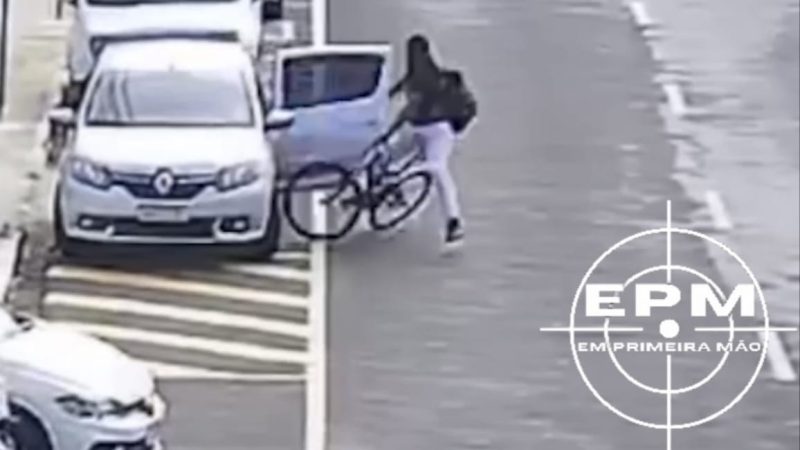 Ciclista fica ferido após motorista abrir porta de carro na Avenida Presidente Vargas, em Franca