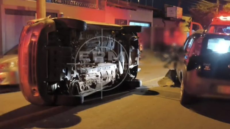 Colisão frontal entre dois veículos termina em tombamento e deixa uma pessoa ferida
