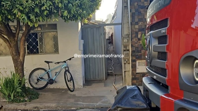 Incêndio em residência mobiliza Corpo de Bombeiros no Jardim Francano, em Franca