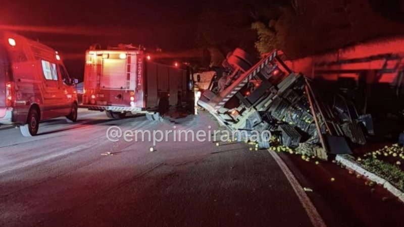 Motorista perde controle e caminhão carregado com laranjas tomba na Cândido Portinari