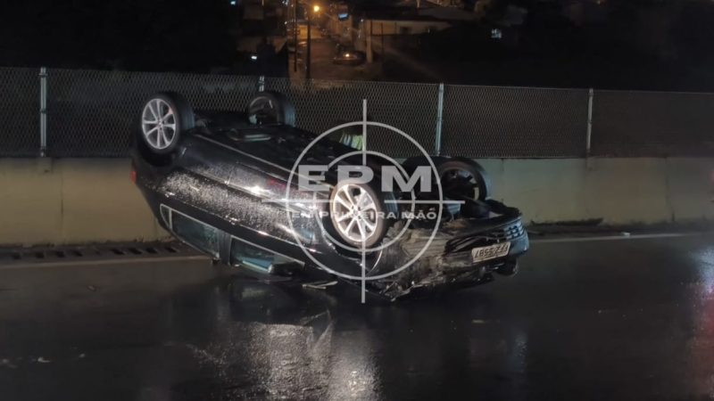 Carro capota e deixa trânsito congestionado na Rodovia Cândido Portinari, em Franca