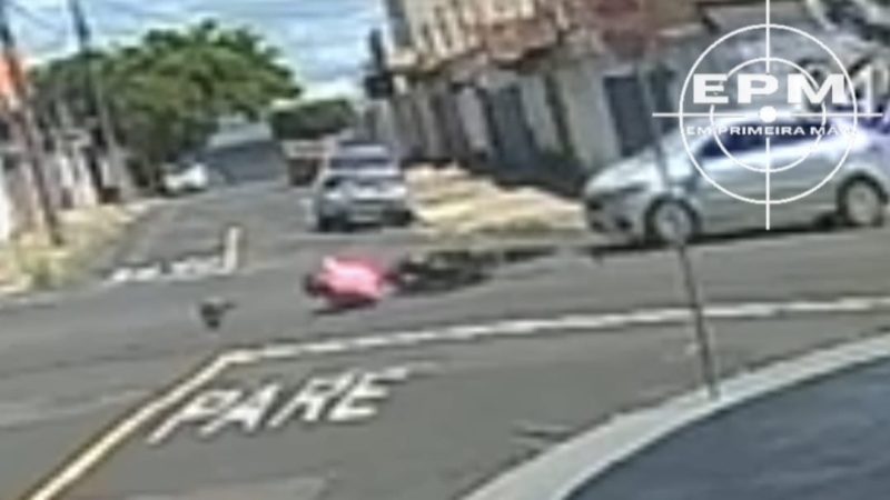 Câmera de segurança registra colisão entre carro e moto em avenida de Franca