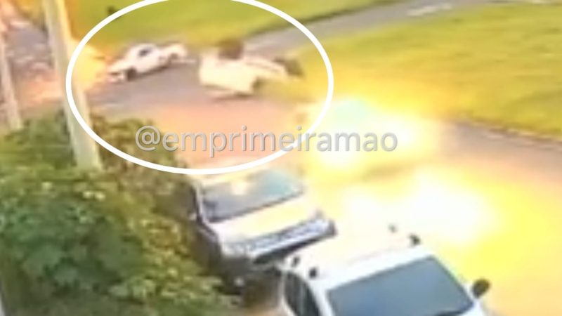 Furgão capota após colisão e deixa duas pessoas feridas em avenida de Franca