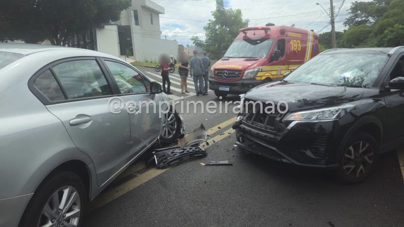 Veículos ficam destruídos após colisão frontal na zona Sul de Franca