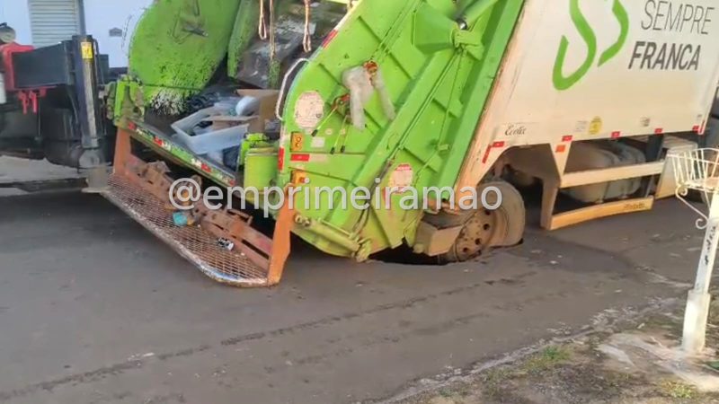 Caminhão da coleta de lixo fica preso após asfalto ceder em Franca