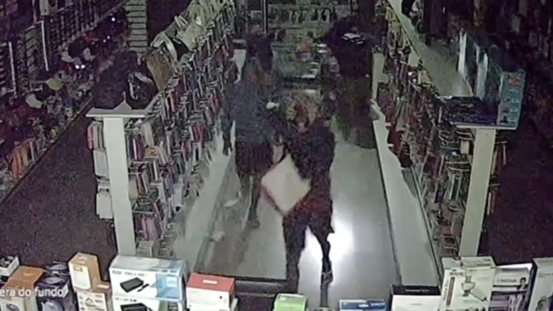 Loja é alvo da gangue da marcha à ré durante a madrugada em Franca