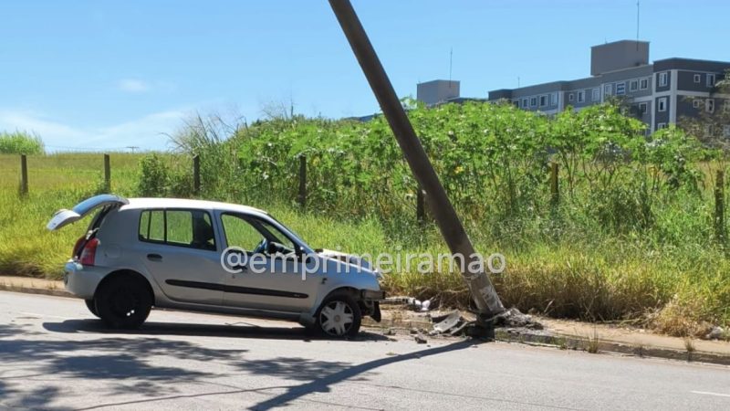 Motorista perde controle de veículo, colide e derruba poste em avenida de Franca