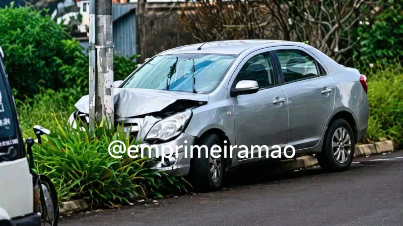 Motorista perde controle de veículo e colide contra poste em Franca