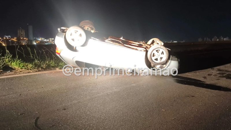 Motorista perde controle e veículo capota em rodovia de Franca