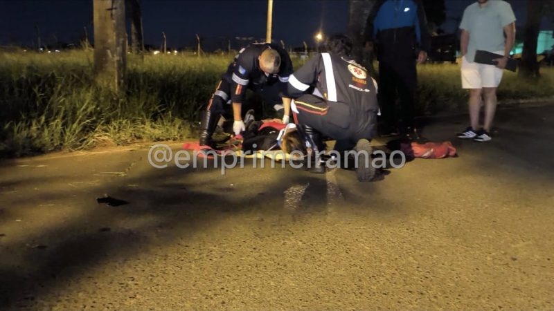 Motociclista fica em estado grave após colidir contra poste no Distrito Industrial