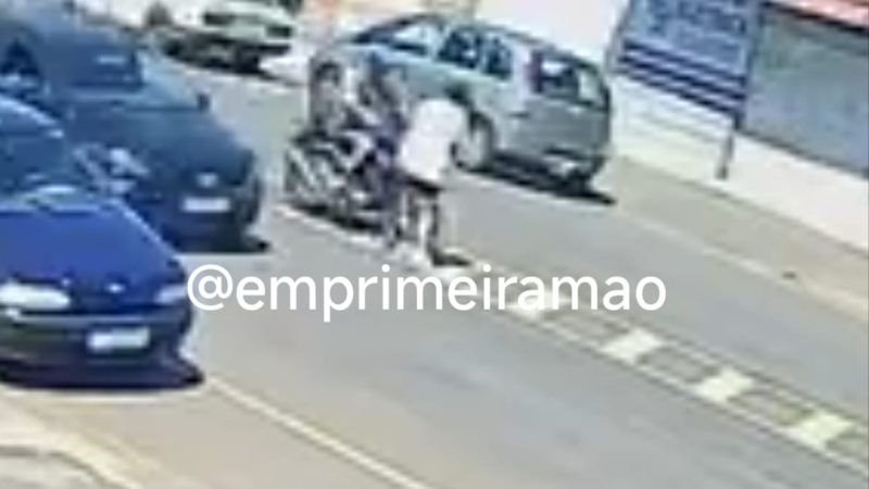 Câmera registra mulher sendo atropelada na Avenida Brasil, em Franca