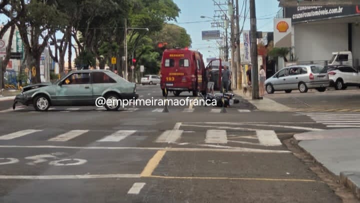 Motorista faz conversão proibida e causa grave acidente em avenida de Franca