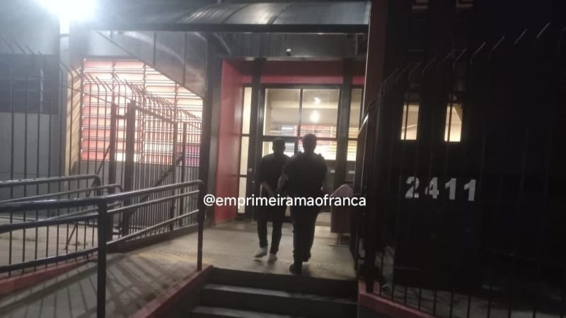 Homem provoca capotamento, deixa mulher ferida e acaba preso