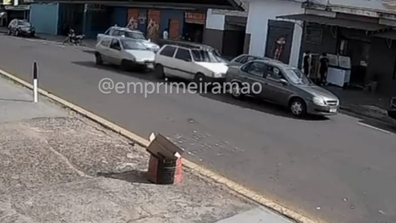 Colisão entre três veículos é registrada por câmera de segurança em Franca