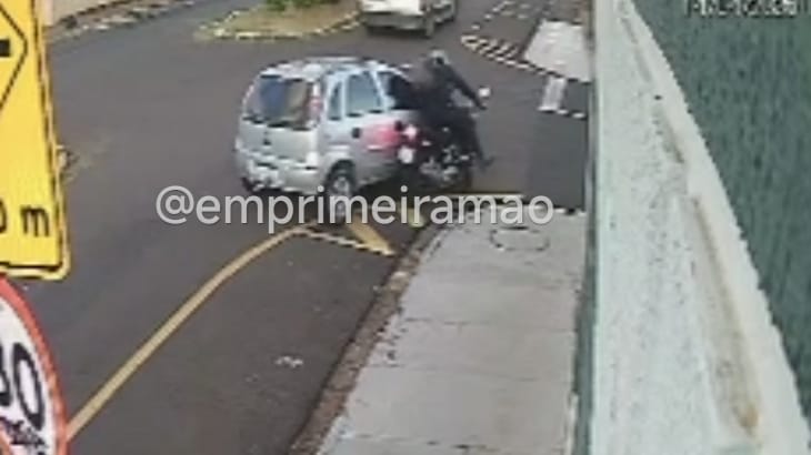 Colisão entre carro e moto em avenida de Franca é registrada por câmeras de segurança