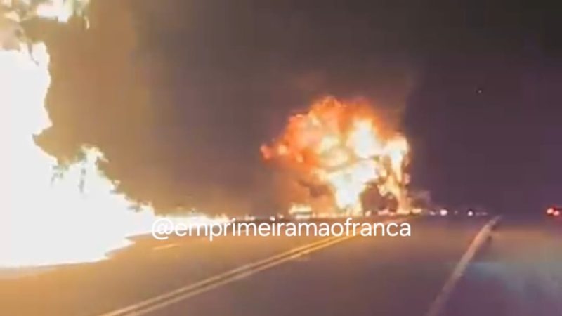Colisão entre caminhões provoca explosão e incêndio em rodovia da região