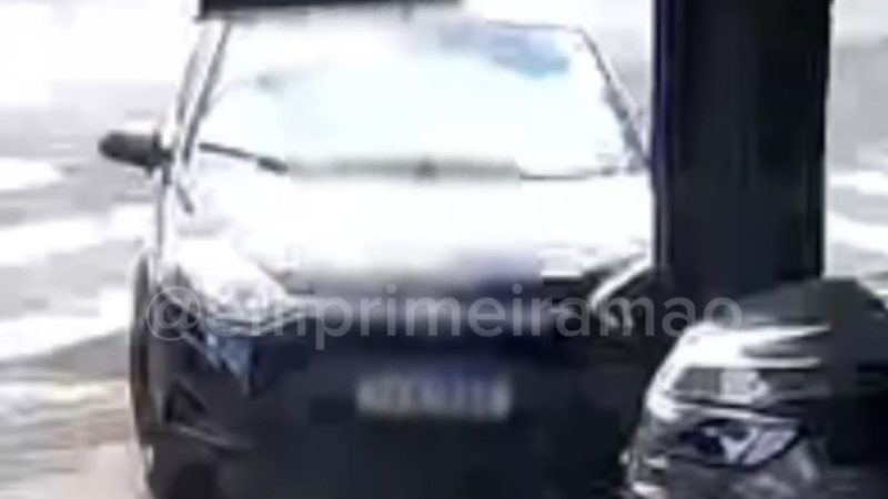 Câmera de segurança registra carro desgovernado em avenida de Franca