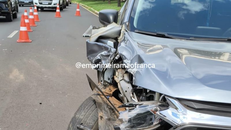 Três carros ficaram danificados em colisão em avenida de Franca