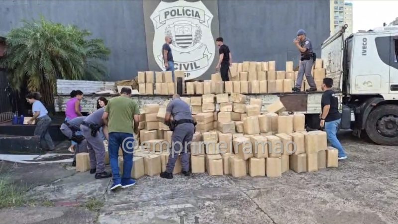 Carga com vários galões de sabão líquido é apreendida em Franca