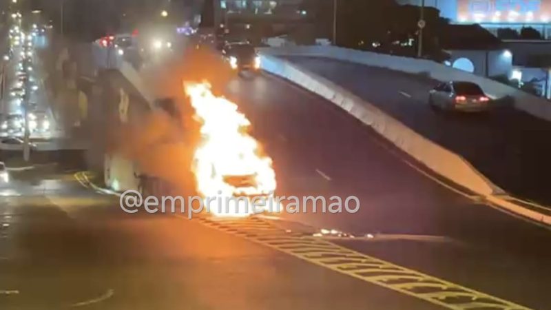 Carro pega fogo e é consumido pelas chamas na Major Nicácio