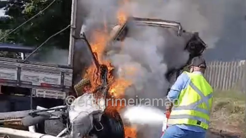 Colisão entre caminhões deixa vítimas e interdita Rodovia Cândido Portinari