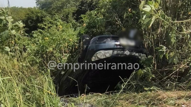 Motorista é fechado por caminhão, perde o controle e veículo capota em barranco
