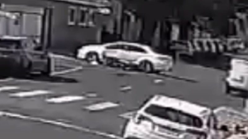 Câmera registra acidente entre carro e moto no bairro Cidade Nova