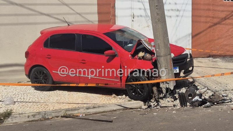 Motorista perde controle de veículo e colide contra poste em Franca