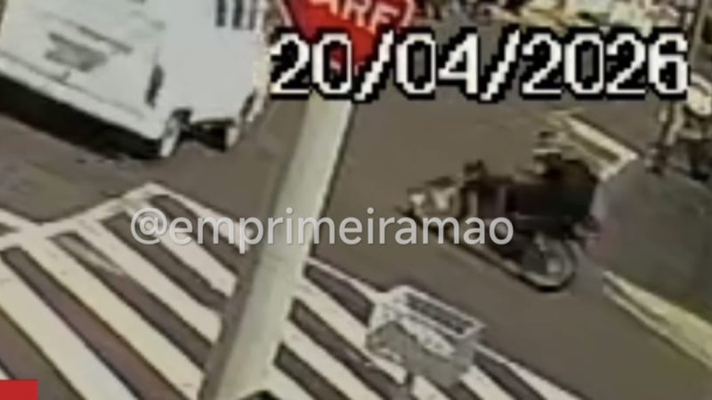 Motorista avança parada obrigatória e atinge entregador em Franca