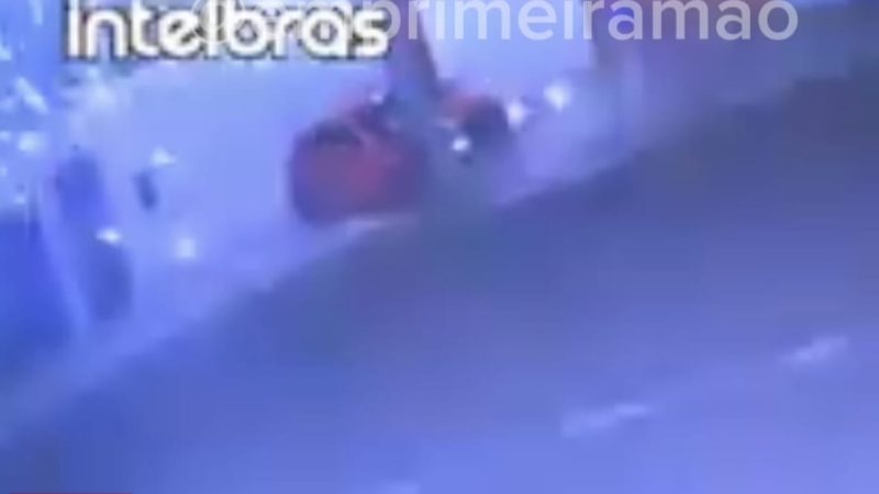 Câmera de segurança registra motorista colidindo contra poste em Franca