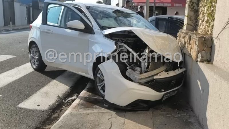 Câmera de segurança registra colisão entre dois carros em cruzamento de Franca
