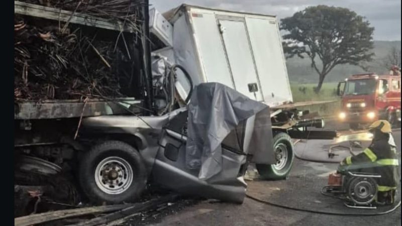 Pai e filho morrem após colisão com caminhão em chamas na MG-428, em Sacramento