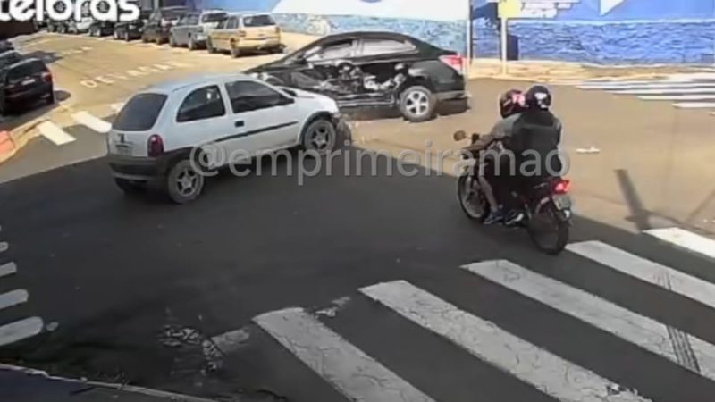 Motorista avança sinal vermelho e causa acidente em cruzamento de Franca