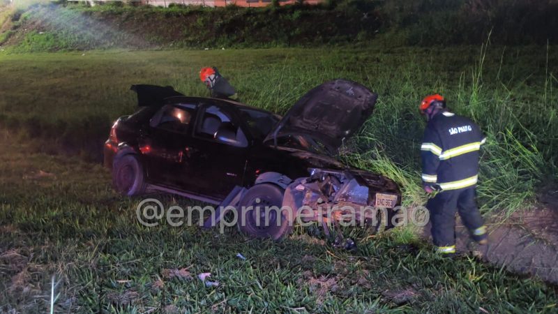 Motorista perde controle e carro cai em valeta na Rodovia Cândido Portinari, em Franca