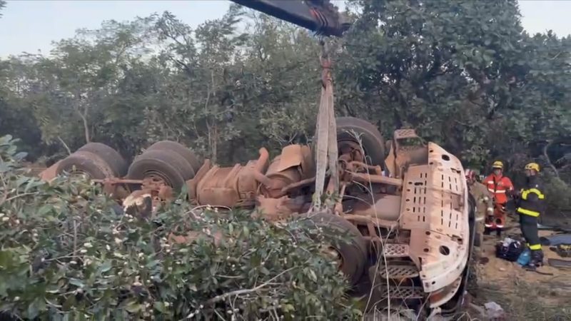 Caminhão tomba e deixa motorista preso às ferragens na MG-428