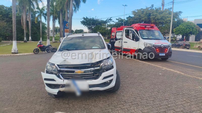 Motorista perde controle de veículo e colide contra poste e coqueiro em Franca