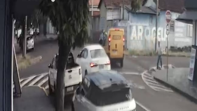 Motorista avança sinal de pare e causa acidente em cruzamento de Franca