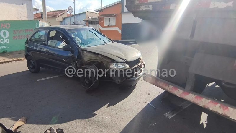 Colisão traseira entre carro e caminhão deixa motorista ferido