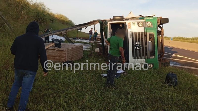 Caminhão tomba na rodovia Cândido Portinari e deixa motorista ferido
