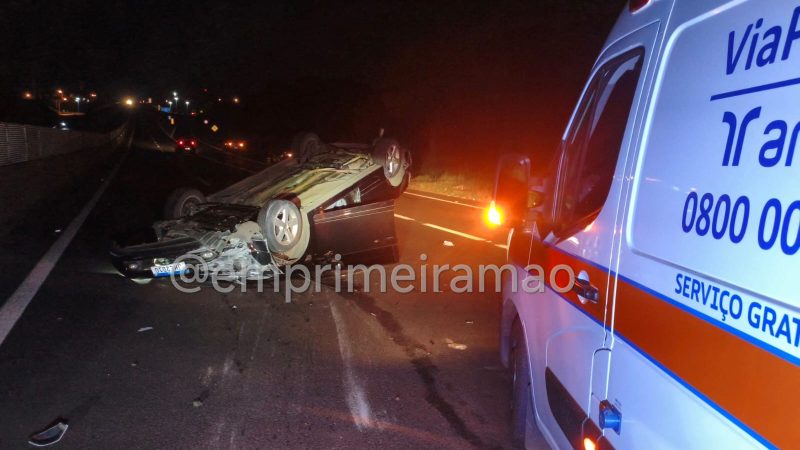 Motorista perde controle e veículo capota após ser fechado por caminhão em rodovia
