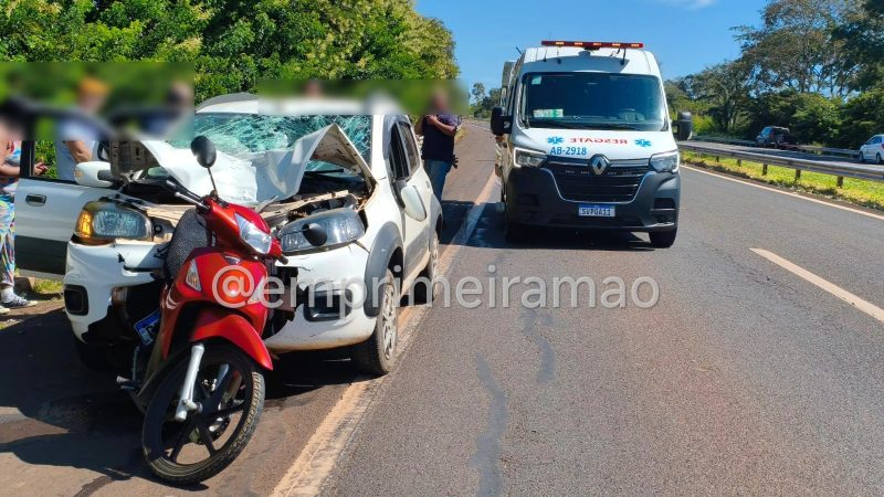 Uma pessoa morreu e outra ficou em estado grave após colisão entre carro e moto