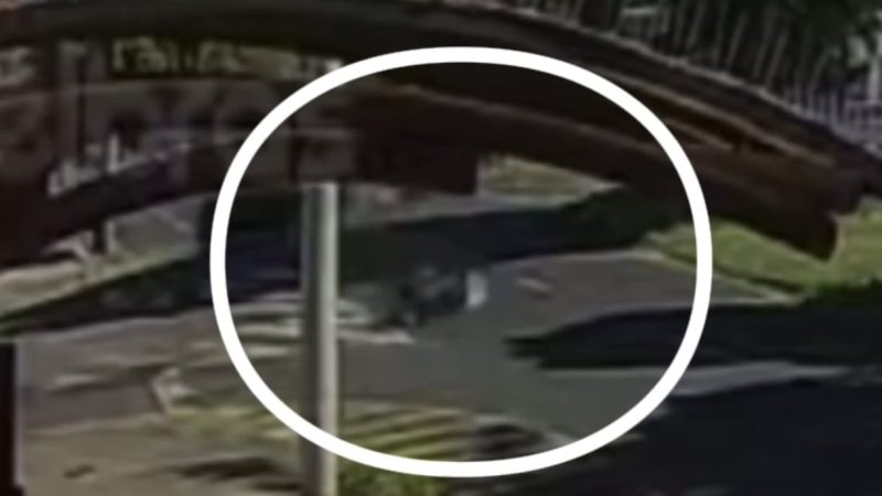 Motorista avança sinal de pare, causa acidente e deixa motociclista ferida