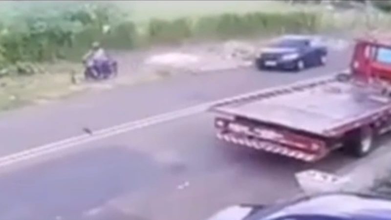 Motociclista vai parar em barranco após ser fechada por veículo