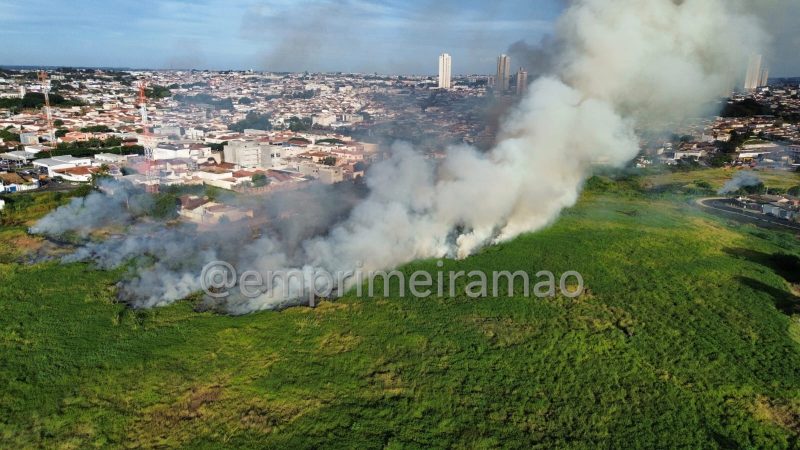 Incêndio de grandes proporções mobiliza Corpo de Bombeiros