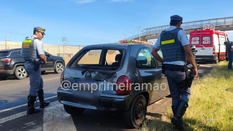 Colisão traseira entre moto e carro deixa motociclista com ferimentos graves