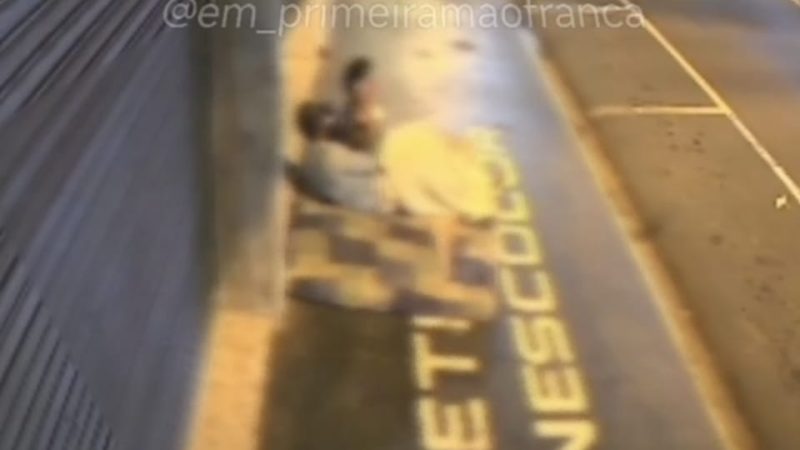 Câmera registra moradores em situação de rua fazendo sexo em calçada
